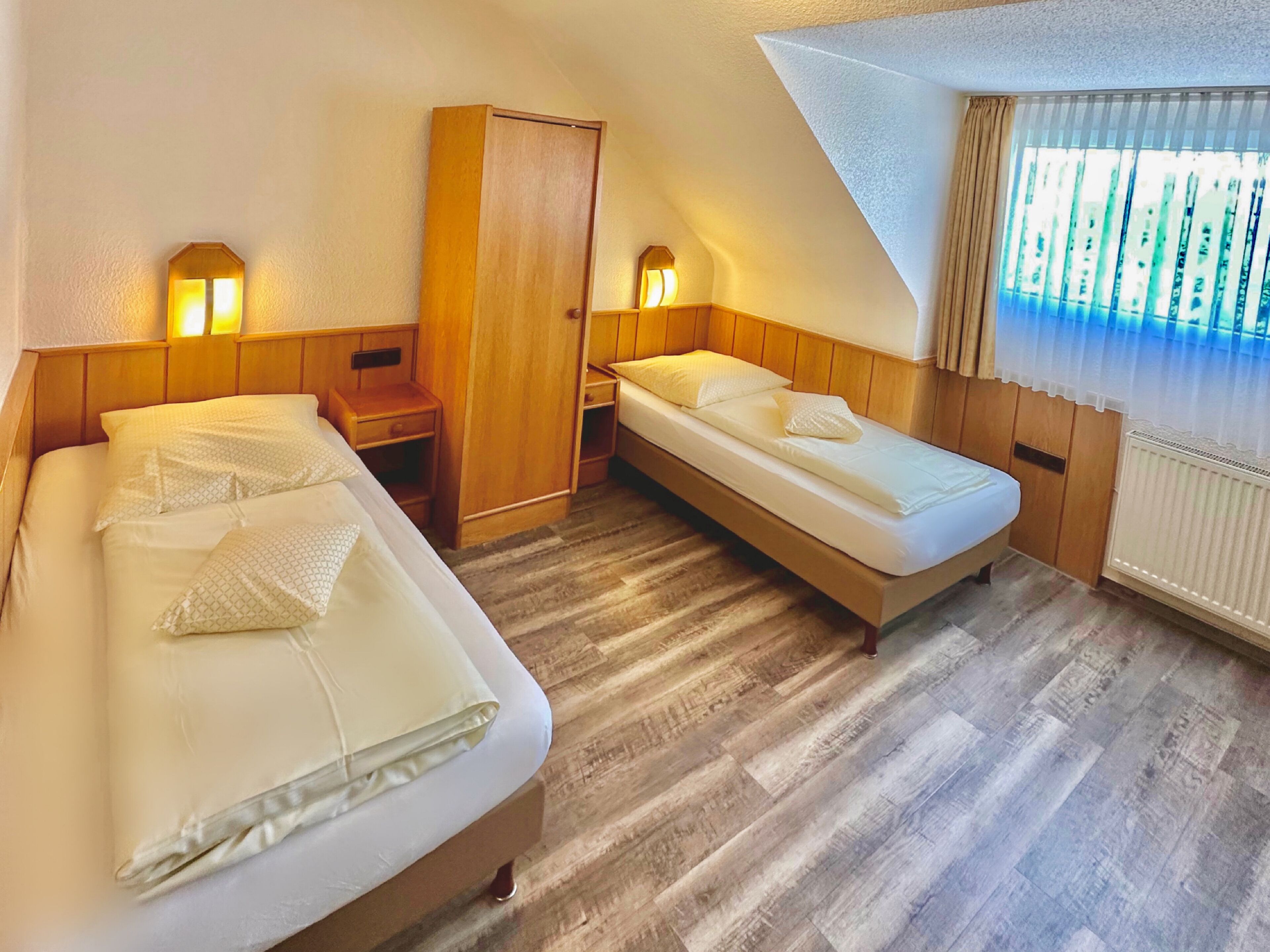 standard double room | in-room safe, desk, blackout curtains, soundproofing