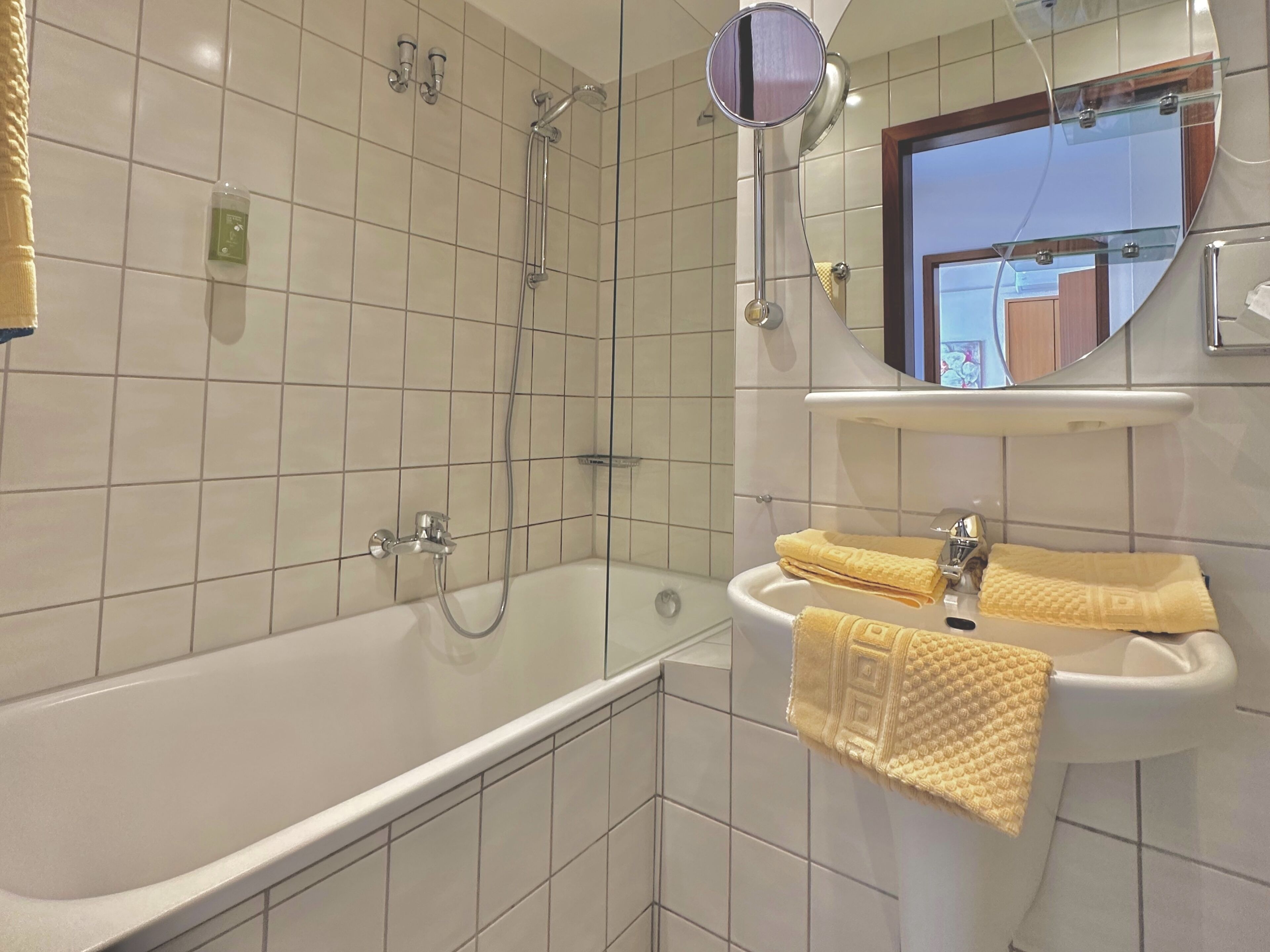 standard double room | bathroom | free toiletries, hair dryer, towels