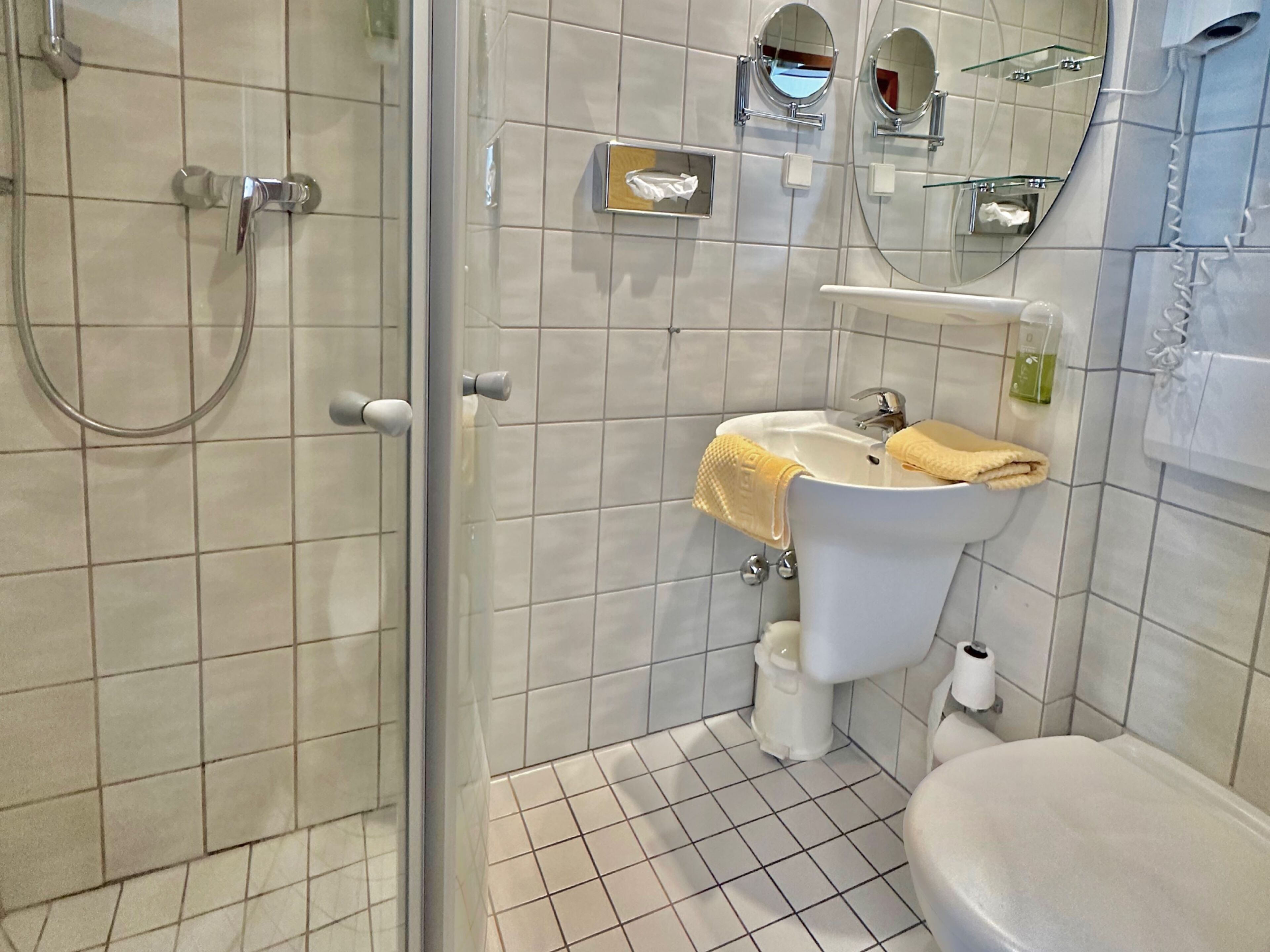 standard single room | bathroom | free toiletries, hair dryer, towels