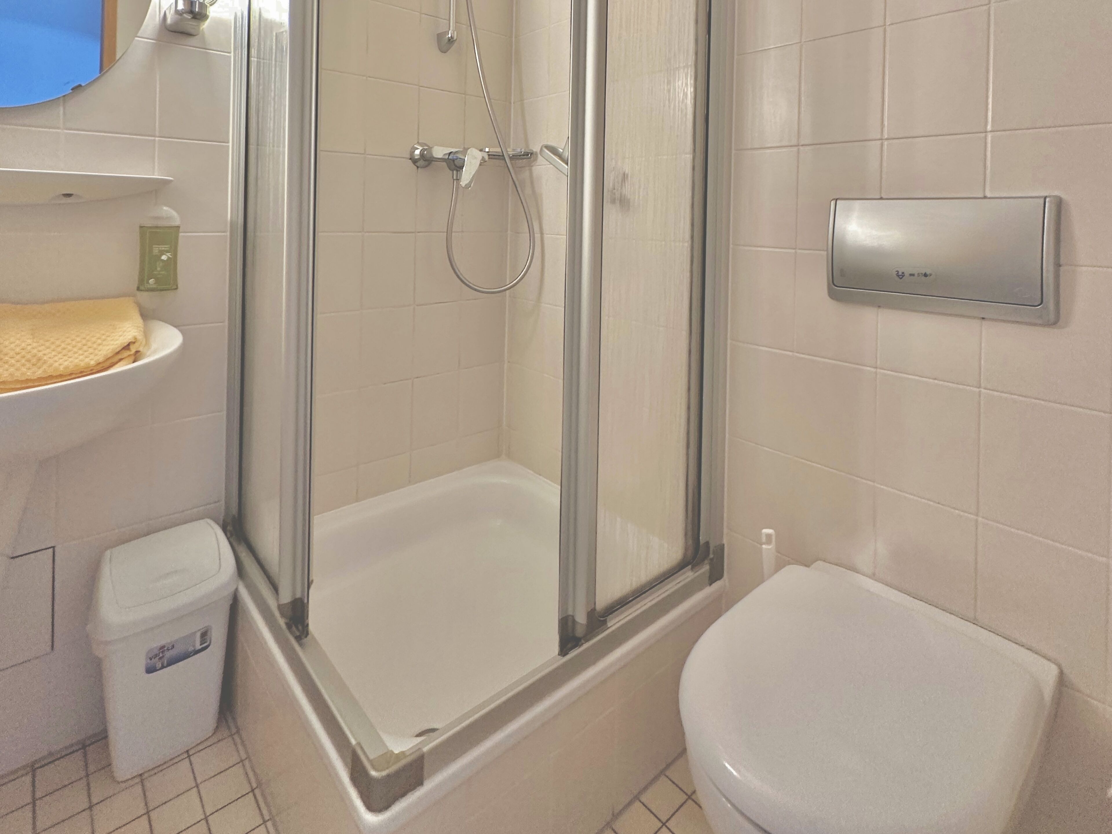 standard double room | bathroom | free toiletries, hair dryer, towels