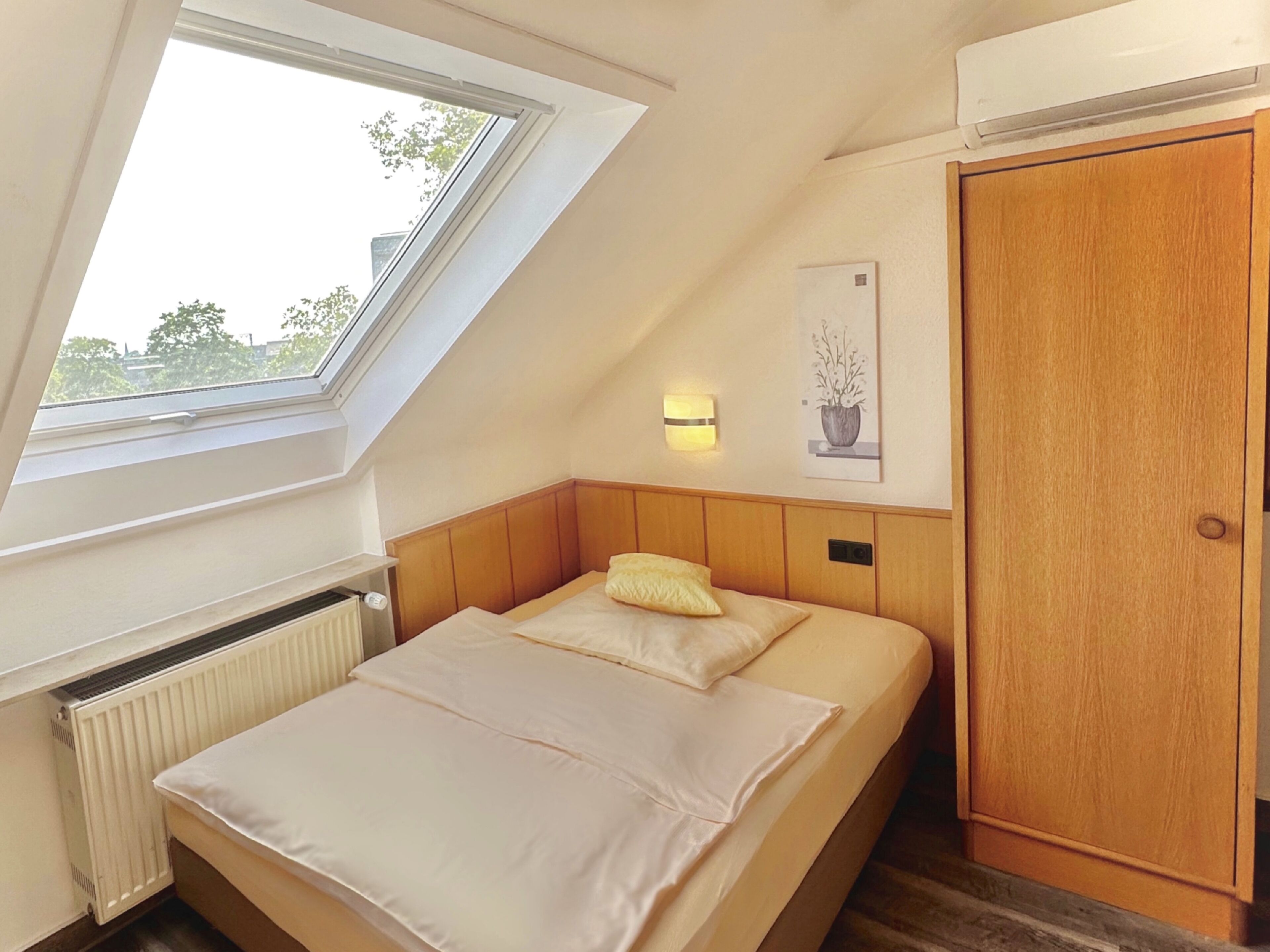 standard single room | in-room safe, desk, blackout curtains, soundproofing