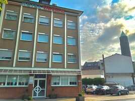 Un hotel de varios pisos con un cartel llamativo que dice "HOTEL IMPERIAL".