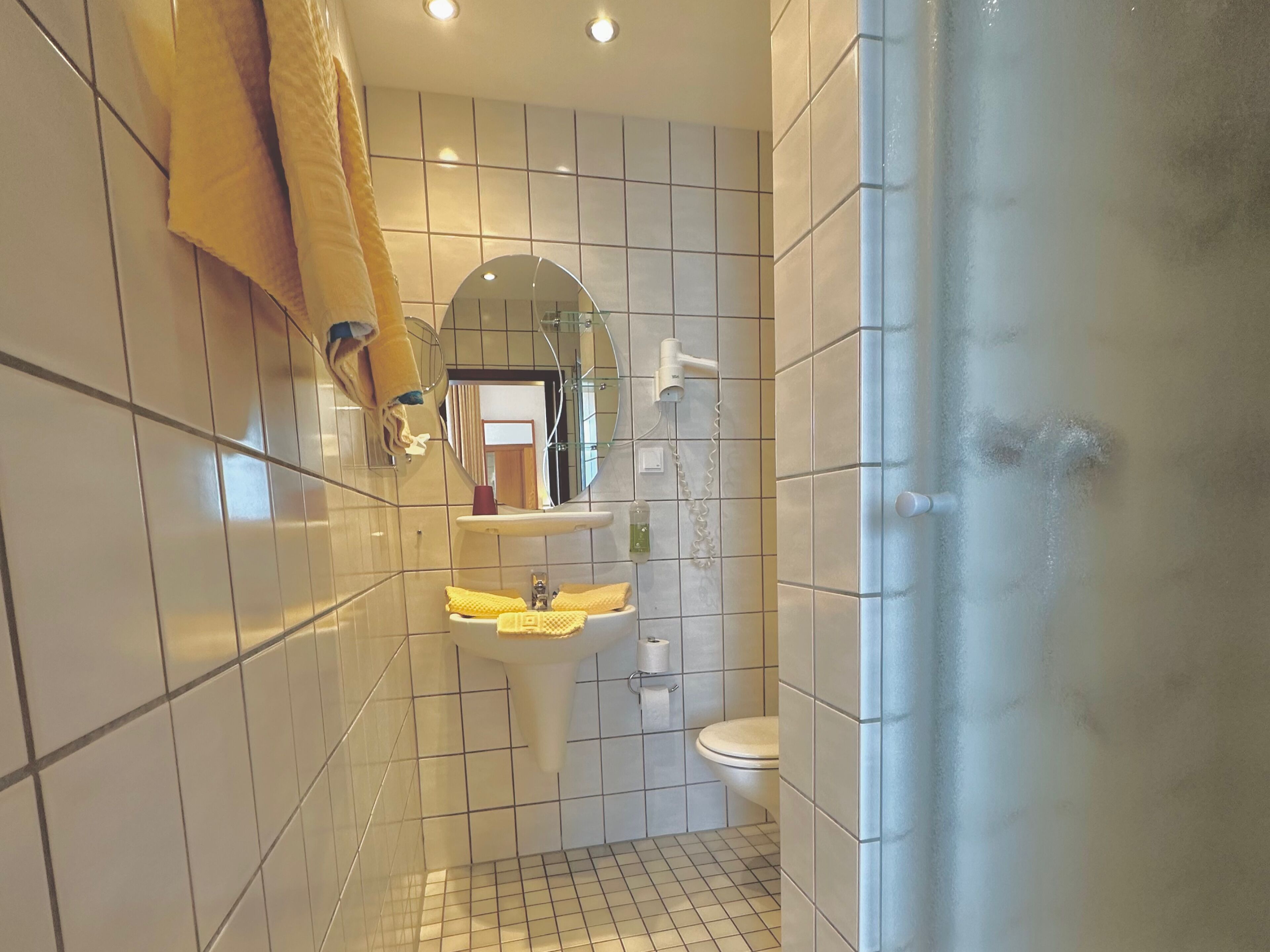 standard single room | bathroom | free toiletries, hair dryer, towels