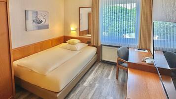 Standard-Einzelzimmer | Zimmersafe, Schreibtisch, VerdunkelungsvorhÀnge, schallisolierte Zimmer