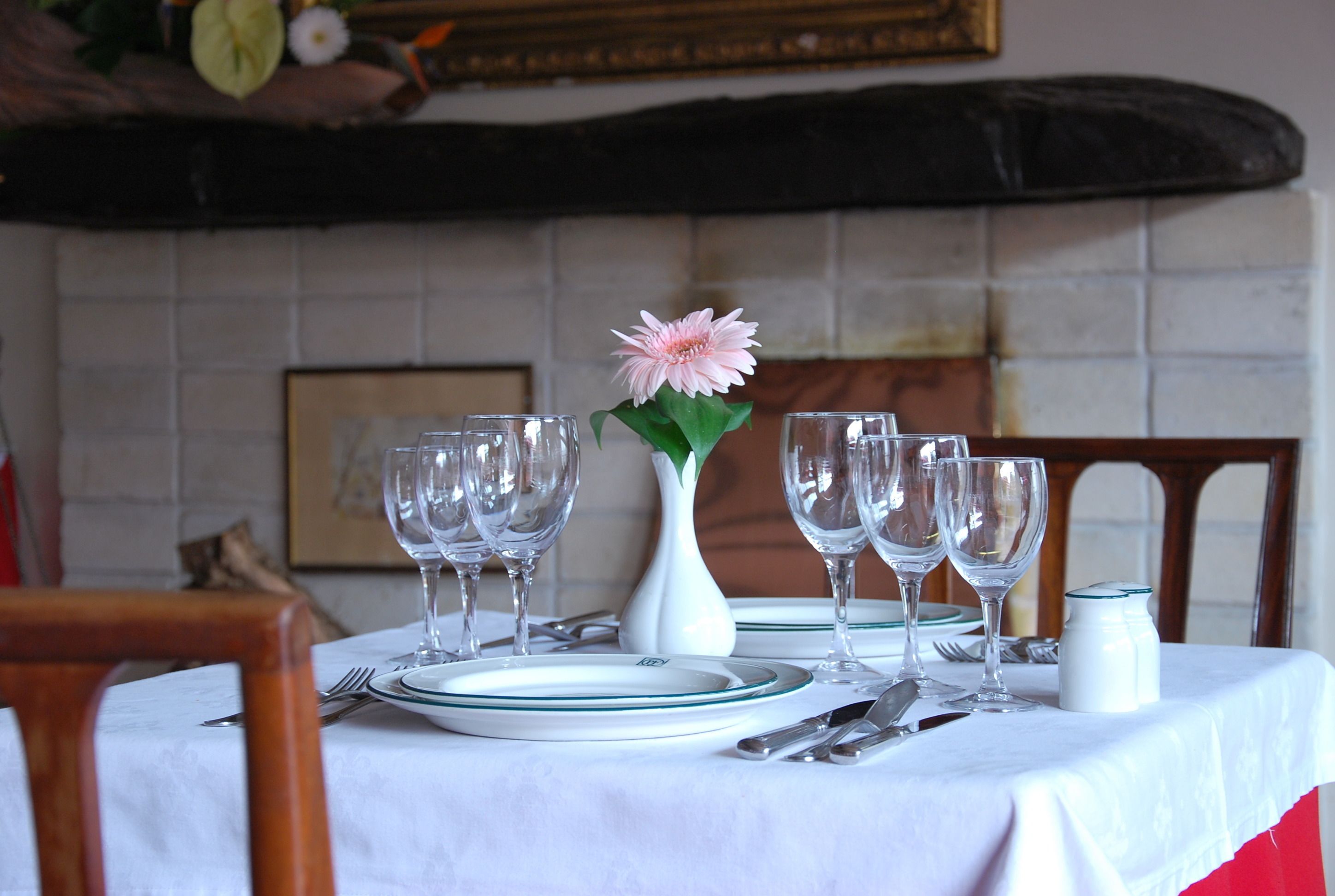 2 restaurants, lunch, dinner served; international cuisine