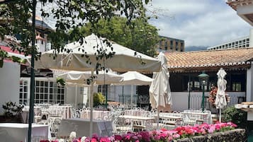 2 restaurants; lunch and dinner served