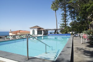 2 udendørs pools, parasoller, liggestole