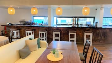 2 nhà hàng, phục vụ bữa trưa, bữa tối, món ăn mang phong cách quốc tế