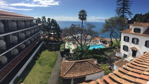 Ein Resort mit Pool, Meerblick und einem Gebäude mit Balkonen.