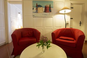 Standard Suite, Kitchenette | Living room