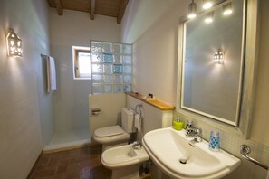 Junior Suite | Bathroom | Shower, hair dryer, bidet - Casa Vicentina (Aljezur)