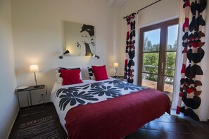 Suite familiar, cocina básica, vistas a la piscina | Minibar, sistema de insonorización, cunas (de pago) y camas supletorias