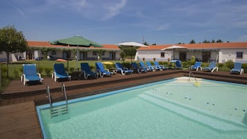 Ulkouima-allas, aurinkovarjoja, aurinkotuoleja