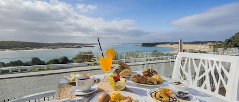 Desayuno buffet (EUR 13 por persona)