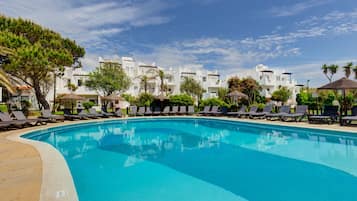 Piscina coperta, piscina all'aperto, ombrelloni da piscina, lettini