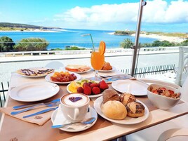 Desayuno buffet todos los días (con cargo)