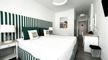 Habitación con 2 camas individuales, vista a la alberca | Wifi gratis y ropa de cama