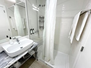 Kamar Double | Kamar mandi | Perlengkapan mandi gratis, pengering rambut, sandal, dan sampo