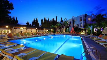 Een buitenzwembad, gratis zwembadcabana's, parasols voor strand/zwembad