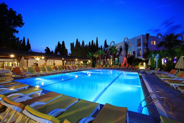 Outdoor pool, free cabanas, pool umbrellas