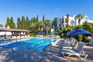 Outdoor pool, free pool cabanas, pool umbrellas