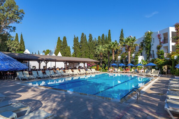 Outdoor pool, free pool cabanas, pool umbrellas