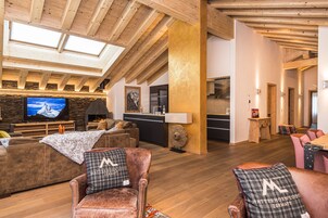 Penthouse Apartment with 3 Bedrooms | Living room | Plasma TV, MP3 dock