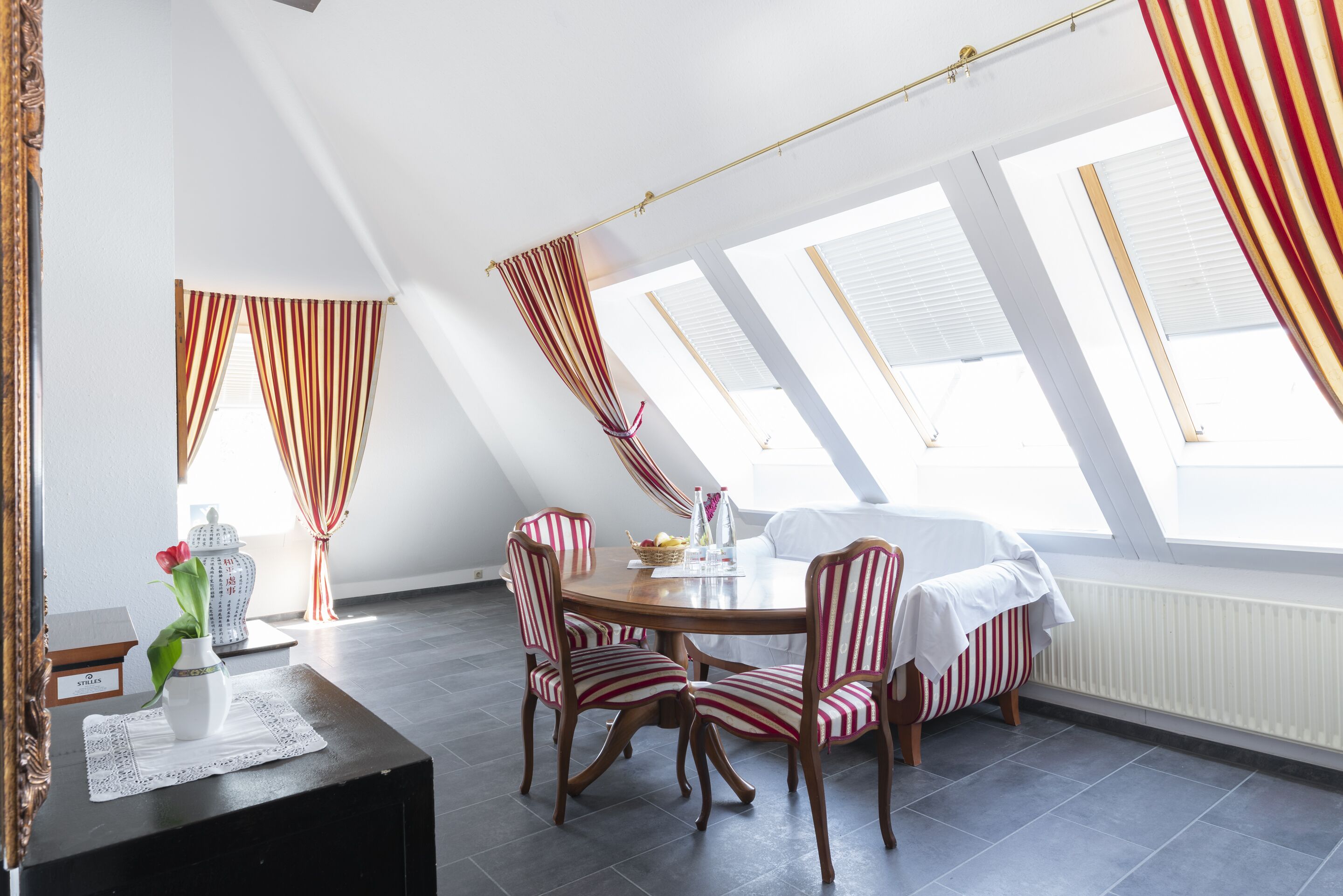 防过敏的被褥、客房内保险箱、特色家居、办公桌