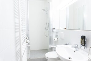 Kostenlose Toilettenartikel, Haartrockner, Handtücher