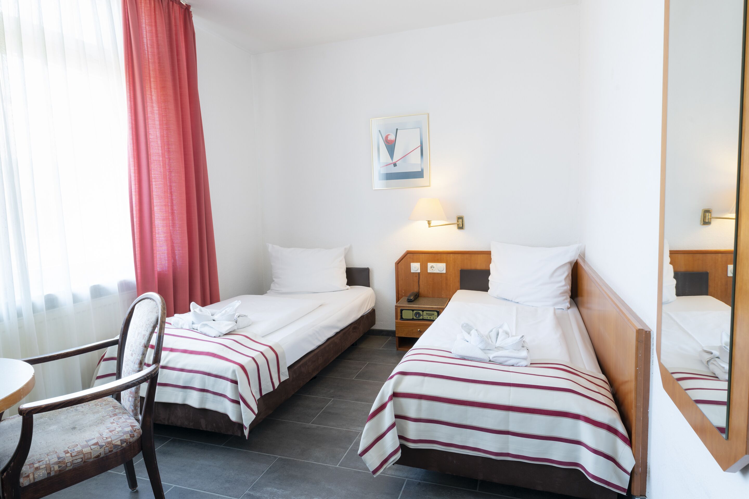 Literie hypoallergénique, coffre-fort, ameublement unique, bureau