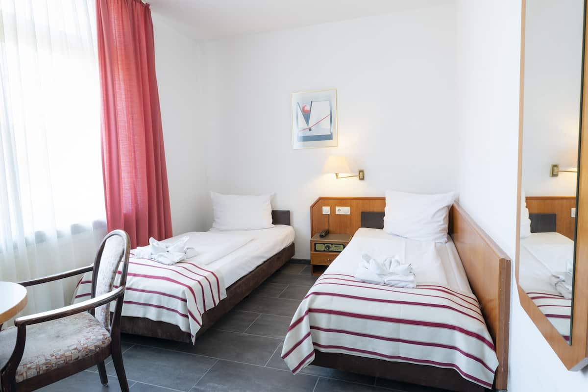 Literie hypoallergénique, coffre-fort, ameublement unique, bureau