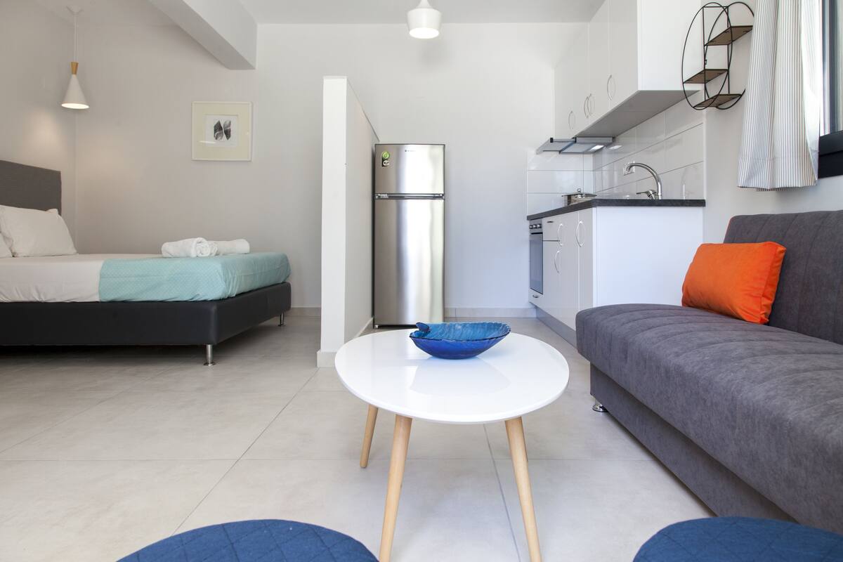 Apartamento clássico, 1 cama de casal e sofá-cama, acesso à piscina | Sala de estar | TV