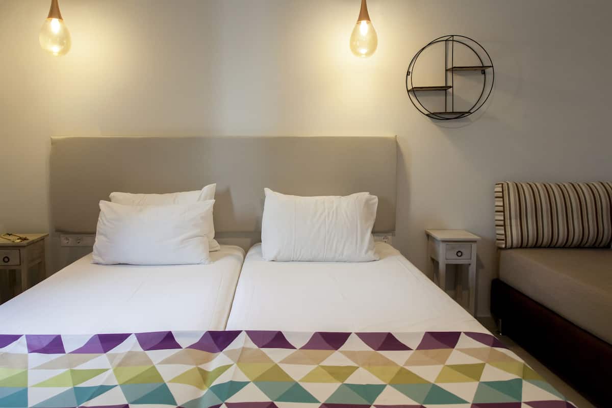 Apartamento elite, 1 quarto, varanda coberta, vista parcial para o mar | Escrivaninha, quartos à prova de som, berços grátis, Wi-Fi de cortesia