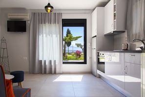 Appartement Confort, 1 chambre, accès piscine, vue mer | Salle de séjour | Télévision