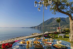Petit déjeuner buffet servi tous les jours en supplément