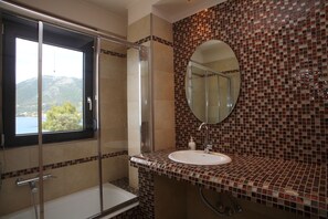 Free toiletries, hair dryer, towels - Agni Suites (Lefkada)
