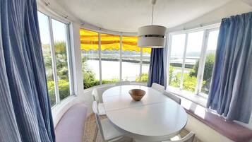 Appartement Familial, 2 chambres | Coin séjour | Télévision LCD de 50 pouces avec chaßnes par satellite, télévision