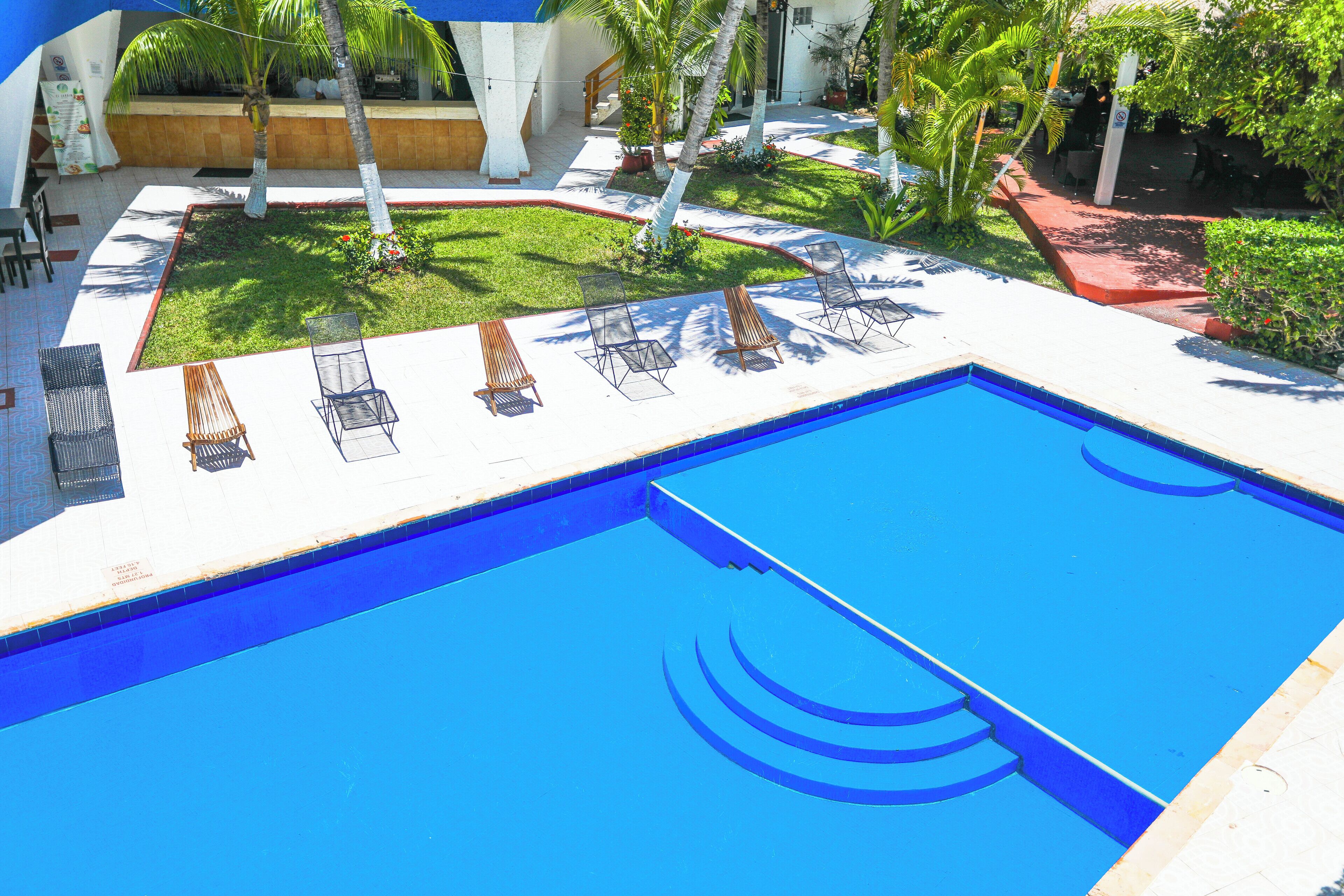 室外泳池；躺椅