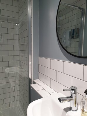 Chambre Standard double, salle de bain attenante (Second floor) | Salle de bain | Douche, séchoir à cheveux, serviettes fournies, savon