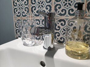 Standard Single Room, Ensuite (3rd Floor) | Bathroom