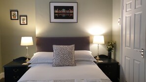 Chambre Standard double, salle de bain attenante (First floor) | 1 chambre, literie de qualité, décor unique, ameublement unique