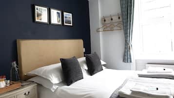 Superior eenpersoonskamer, en-suite badkamer (Shared toilet 1st Floor) | Luxe beddengoed, individueel gedecoreerd, individueel gemeubileerd