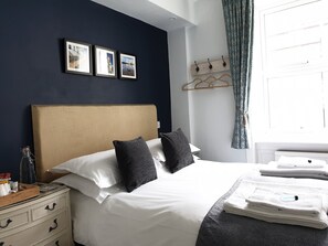 Habitació doble estàndard, amb bany privat (Shared toilet) | Roba de llit d'alta qualitat i decoració individual