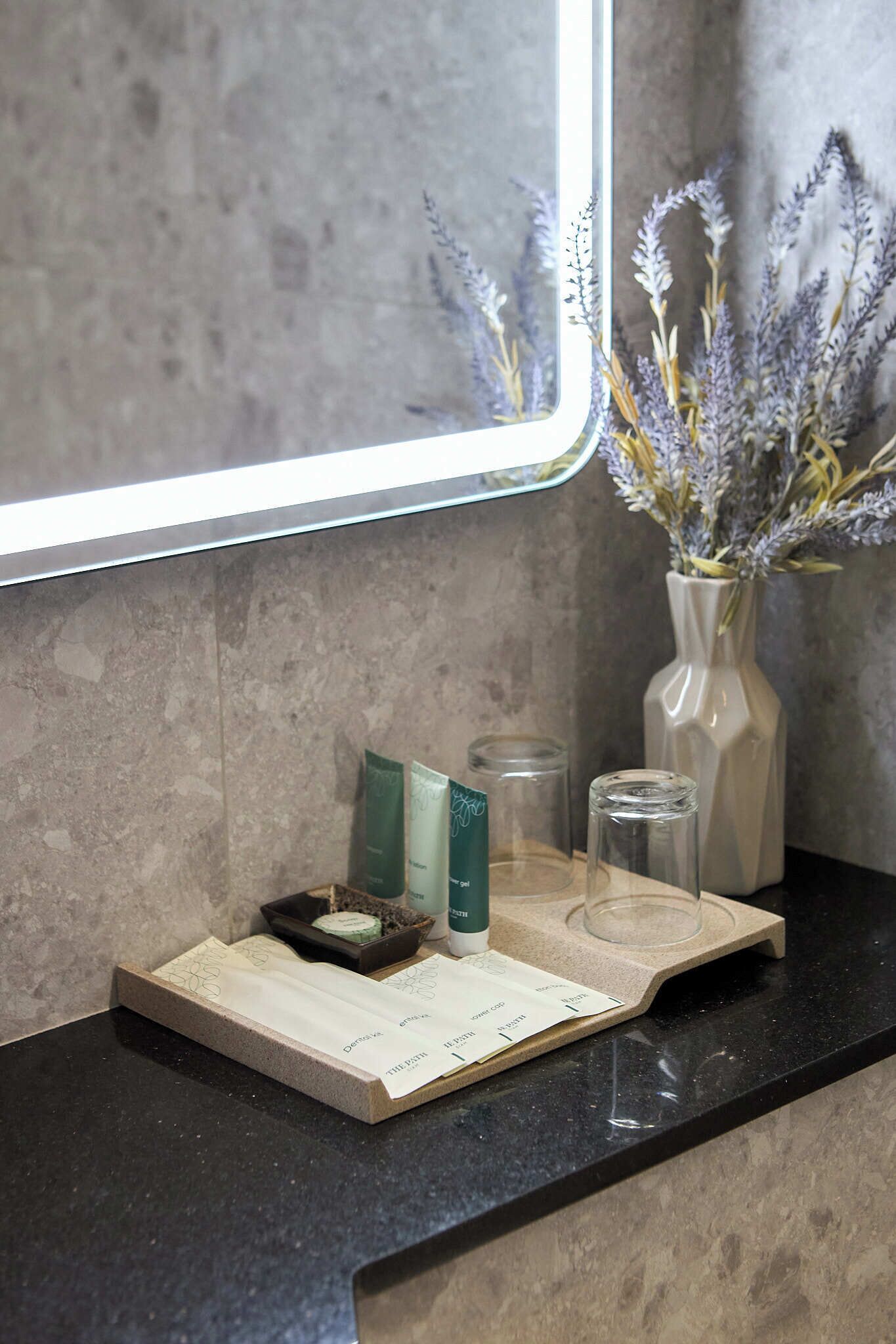 corner king | 1 bedroom, in-room safe, desk, laptop workspace