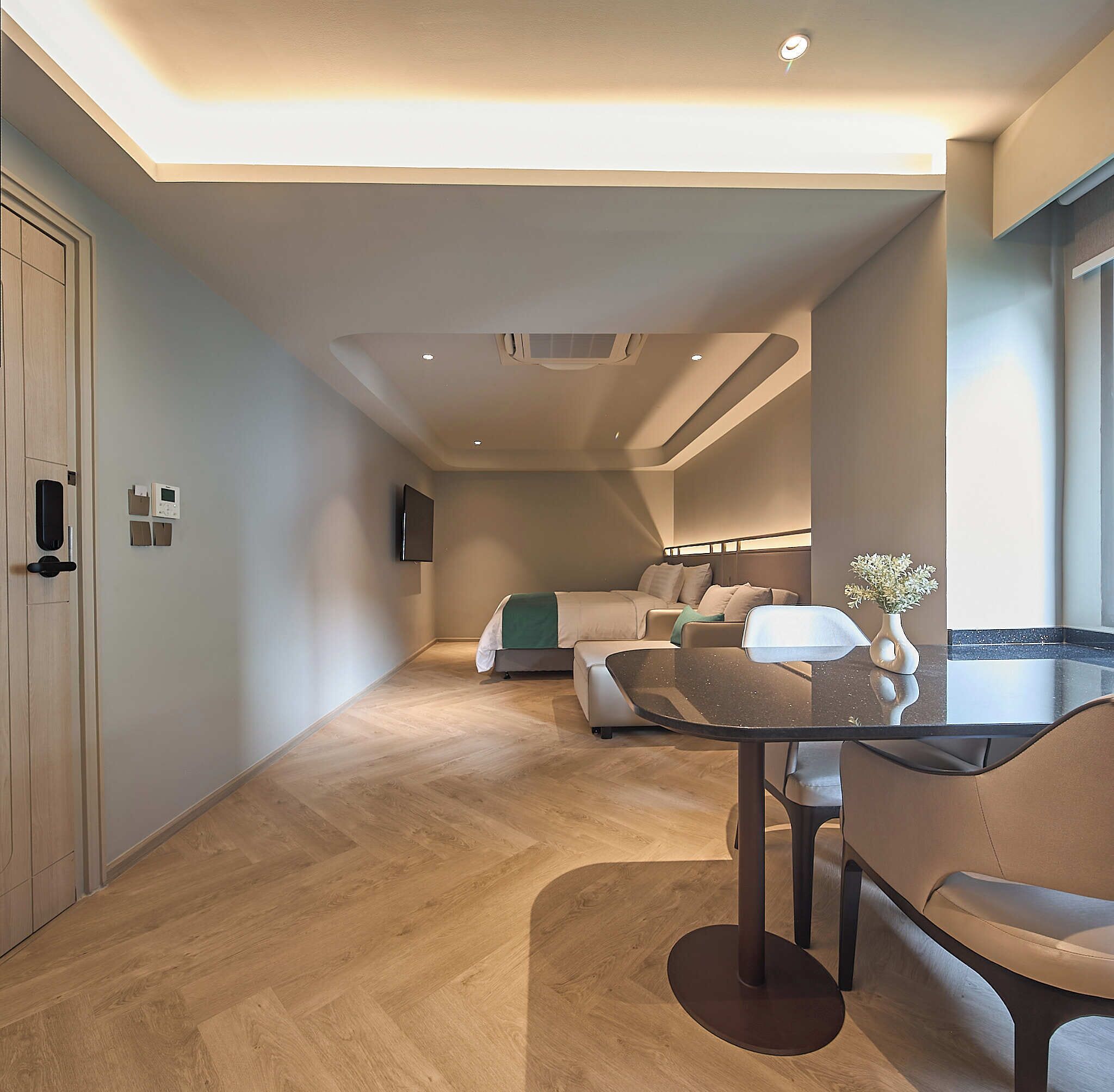 essential king | 1 bedroom, in-room safe, desk, laptop workspace