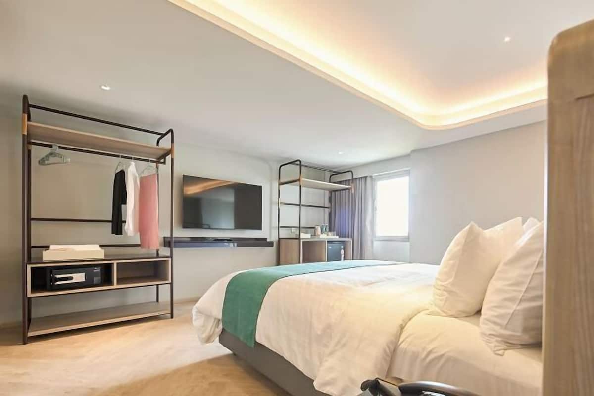 1 bedroom, in-room safe, desk, laptop workspace
