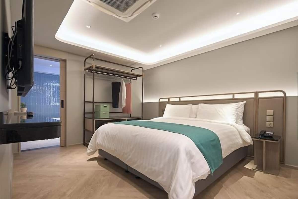 1 bedroom, in-room safe, desk, laptop workspace