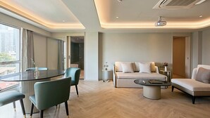 The Path Suite | خزنة داخل الغرفة ومكتب ومساحة عمل للكمبيوتر المحمول وستائر تعتيم