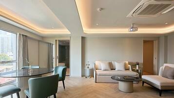 The Path Suite | In-room safe, desk, laptop workspace, blackout curtains