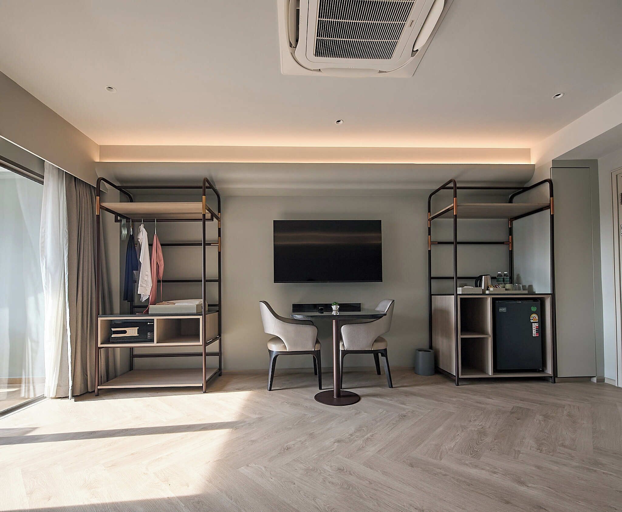 corner king | 1 bedroom, in-room safe, desk, laptop workspace